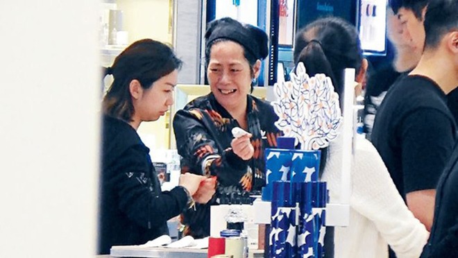 Sinh con cho sư thầy, diva Hong Kong bị người tình ruồng rẫy, giờ ngủ ngoài đường - 8