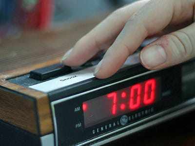 10 phút đầu đến văn phòng đã làm những việc này, trách sao chăm chỉ mãi vẫn chưa thăng tiến - 1