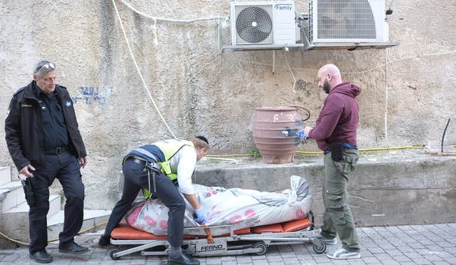 Thi thể nạn nhân được đưa ra khỏi căn hộ.