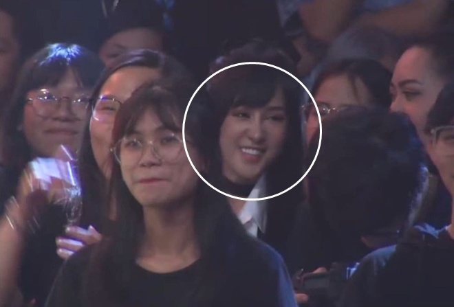 Bạn gái mỹ nhân ngồi dưới khán đài cười tít, mát lòng vì câu nói của HLV Rap Việt - 3