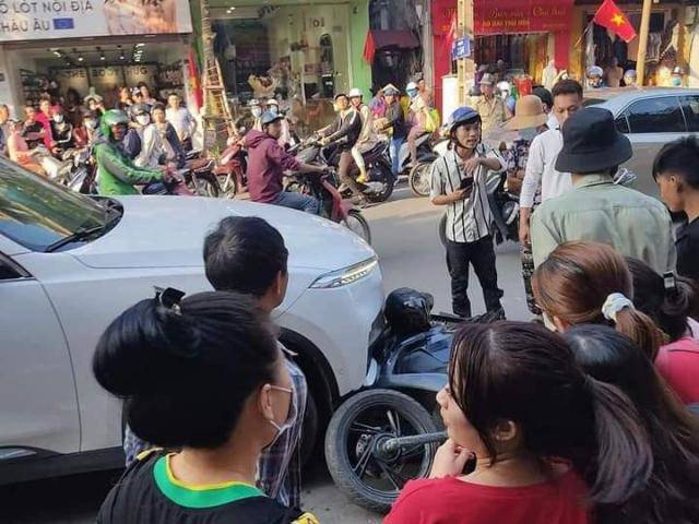 Ô tô 7 chỗ gây tai nạn bỏ chạy, kéo lê xe máy suốt đoạn đường dài