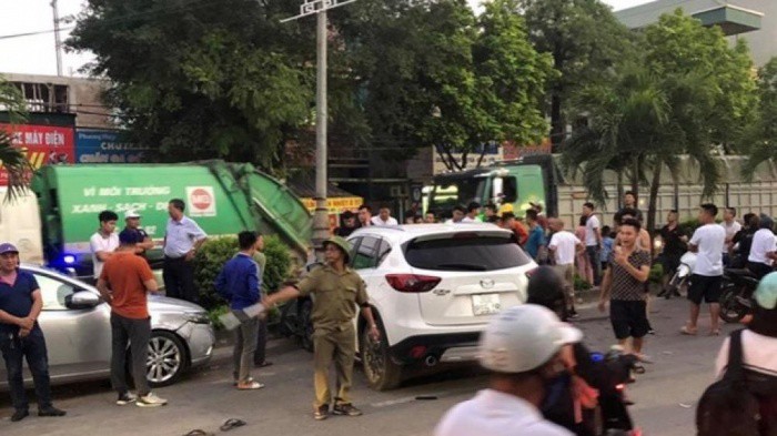 Xe amp;#34;điênamp;#34; tông hàng loạt xe máy và ô tô ở Hà Nội, một người đi bộ tử vong - 1