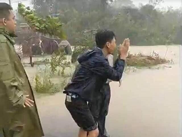 Vợ đi đẻ bị nước lũ cuối trôi ở Huế, chồng gào khóc trong tuyệt vọng
