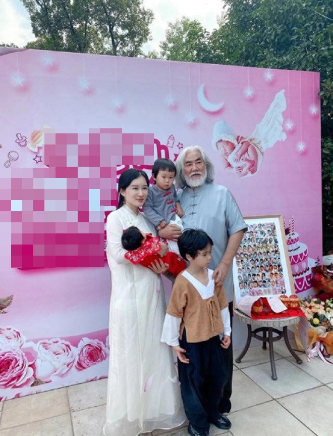Đạo diễn U70 tóc bạc phơ bế con ẵm ngửa nhưng không sốt bằng cô vợ bé bên cạnh - 3