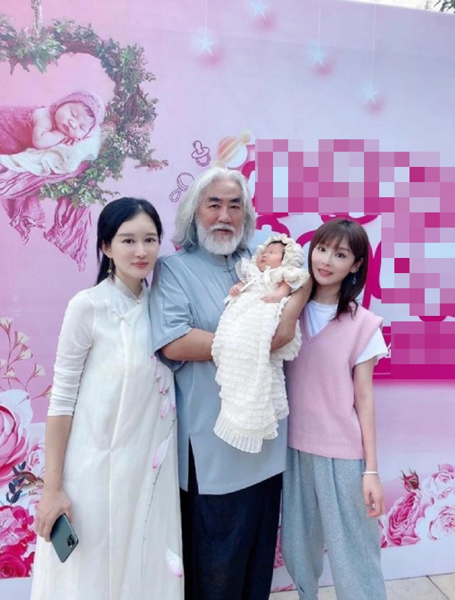 Đạo diễn U70 tóc bạc phơ bế con ẵm ngửa nhưng không sốt bằng cô vợ bé bên cạnh - 6