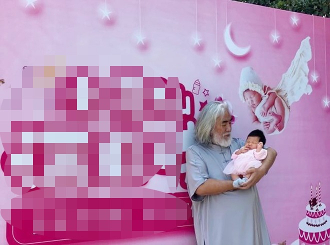 Đạo diễn U70 tóc bạc phơ bế con ẵm ngửa nhưng không sốt bằng cô vợ bé bên cạnh - 2