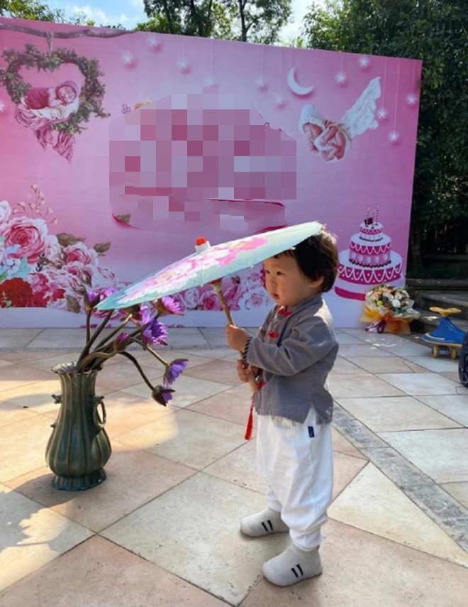 Đạo diễn U70 tóc bạc phơ bế con ẵm ngửa nhưng không sốt bằng cô vợ bé bên cạnh - 4