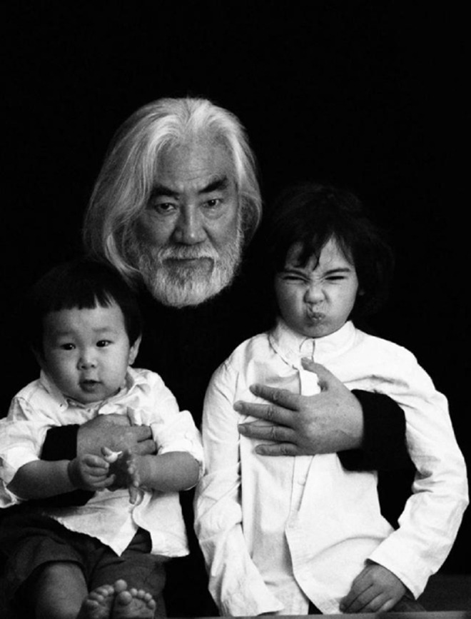 Đạo diễn U70 tóc bạc phơ bế con ẵm ngửa nhưng không sốt bằng cô vợ bé bên cạnh - 5