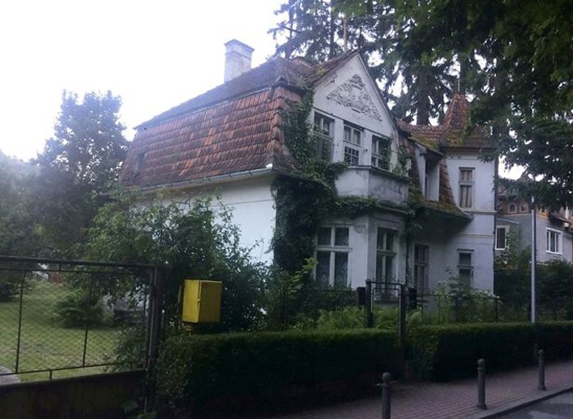 Dọn nhà người bà quá cố thấy vết nứt trên tường, chàng trai đục ra tìm thấy thứ kinh dị - 3