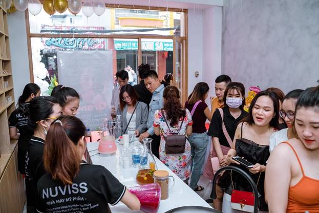 Đông đảo khách hàng đến trải nghiệm cửa hàng mỹ phẩm phòng Lab đầu tiên của Nuviss - 4