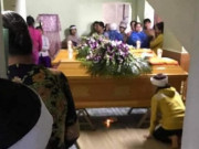 Tin tức - Vụ vợ chồng trẻ bị lũ cuốn khi đi cưới: Xót xa cảnh bé 25 tháng khát sữa đòi mẹ