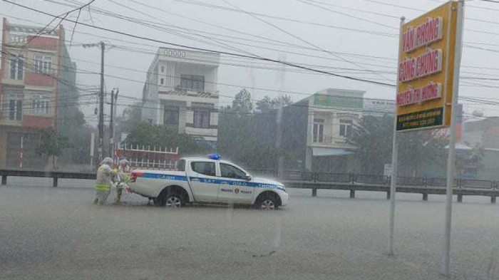 Mưa lũ miền Trung: 30 người chết và mất tích, nhiều tuyến đường bị chia cắt - 1