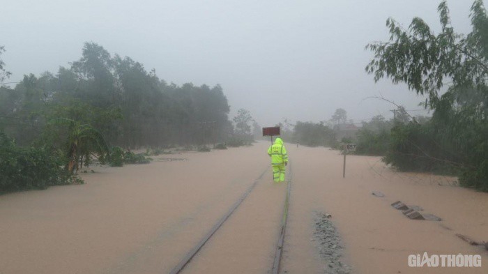 Mưa lũ miền Trung: 30 người chết và mất tích, nhiều tuyến đường bị chia cắt - 6