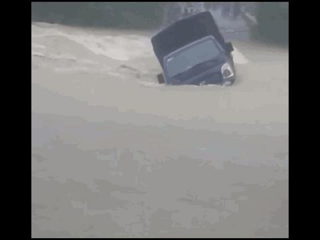 Clip Eva - Cố tình vượt qua đập tràn, xe tải chết máy bị nước lũ cuốn trôi