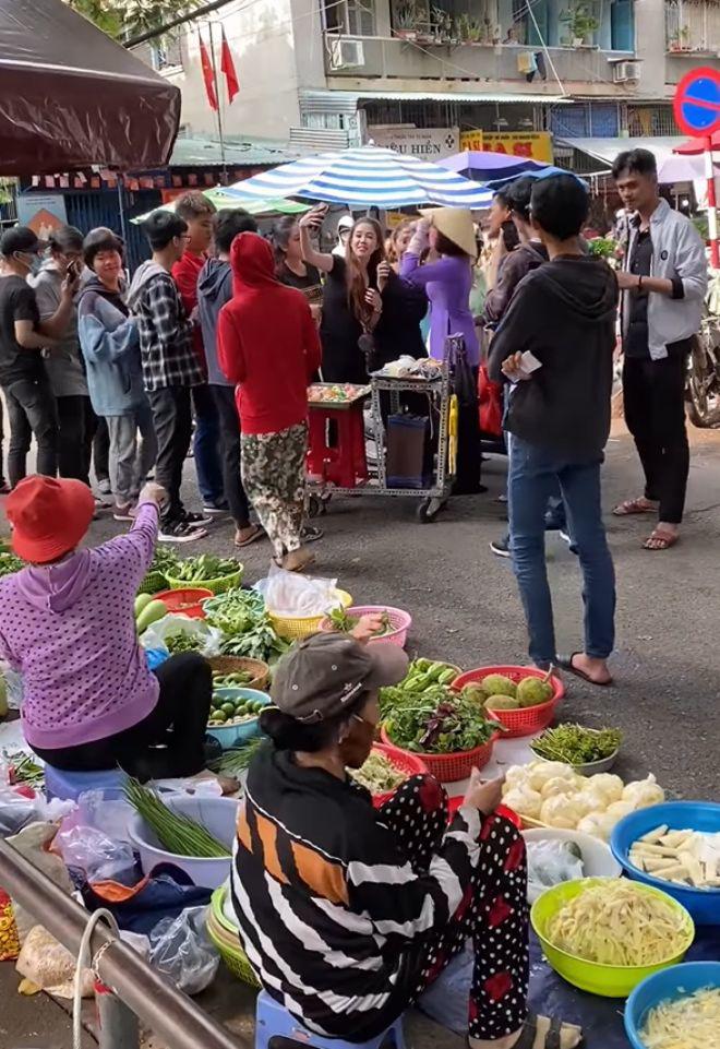 Phương Mỹ Chi lộ diện khiến nhiều người bất ngờ
