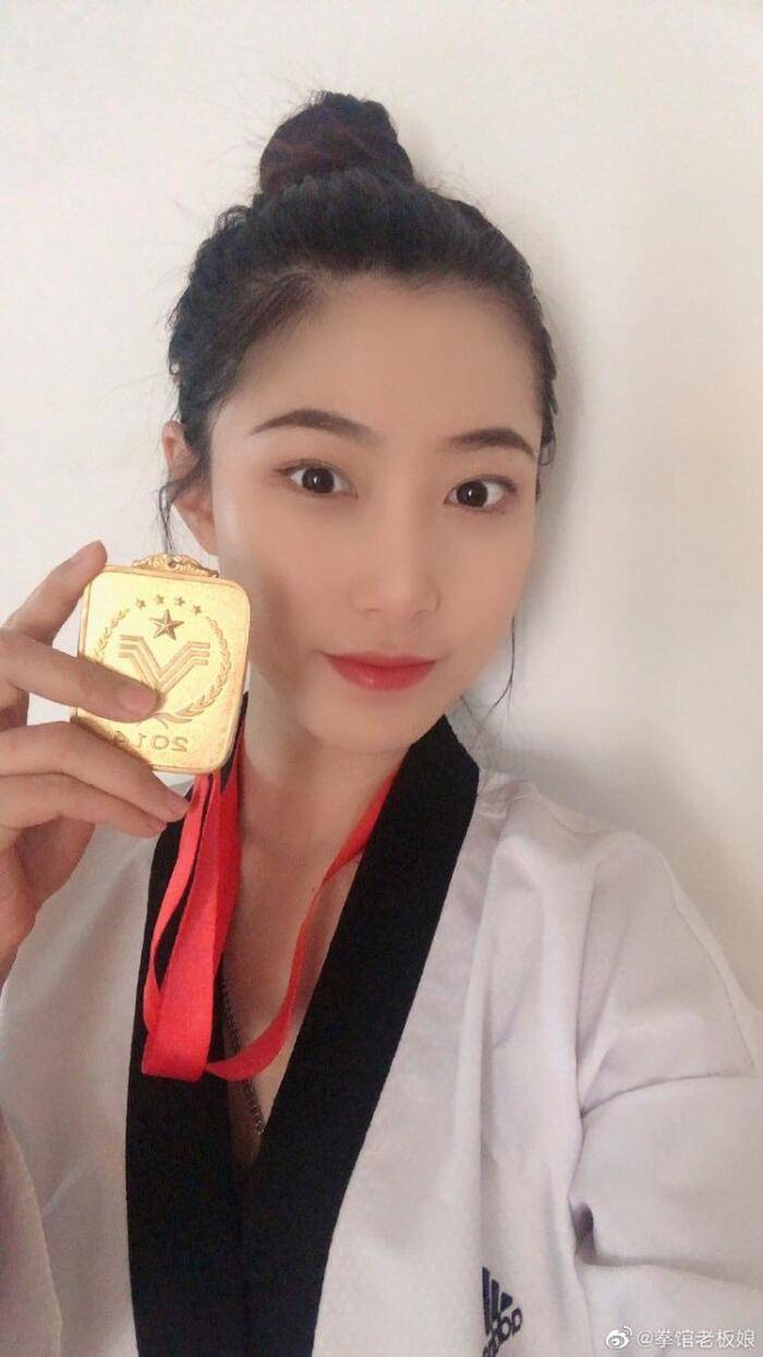 Sàm sỡ nhầm cao thủ Taekwondo, 2 thanh niên nhận cái kết méo mặt - 1