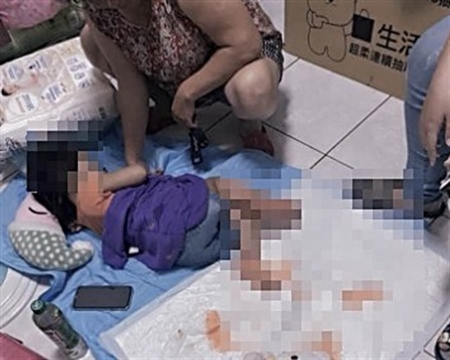 Cháu gái 4 tuổi bỏng nặng, bà ngoại phát hiện hành vi không thể tha thứ của người bố dượng - 1