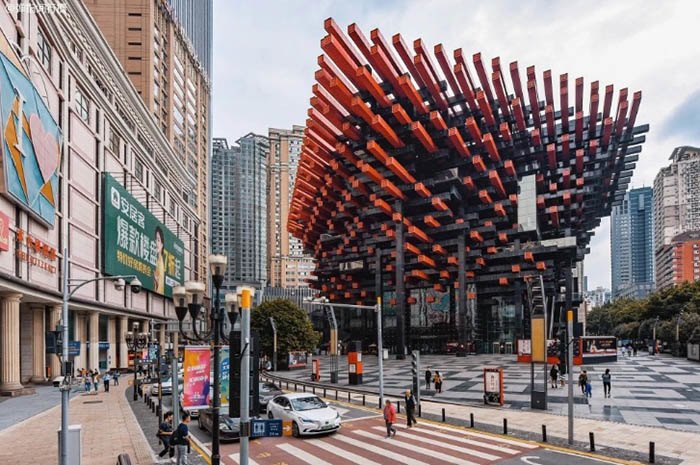 Du khách sửng sốt trước tòa nhà kỳ dị ở Trung Quốc, đỏ rực nhưng lại trông giống bó đũa - 9