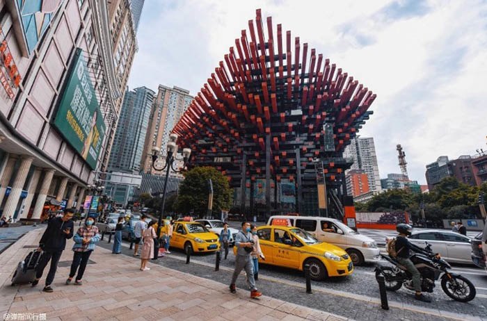 Du khách sửng sốt trước tòa nhà kỳ dị ở Trung Quốc, đỏ rực nhưng lại trông giống bó đũa - 6