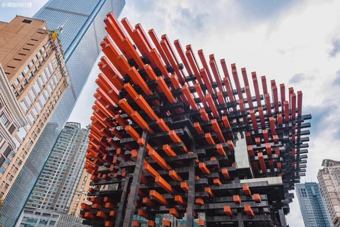 Du khách sửng sốt trước tòa nhà kỳ dị ở Trung Quốc, đỏ rực nhưng lại trông giống bó đũa - 4
