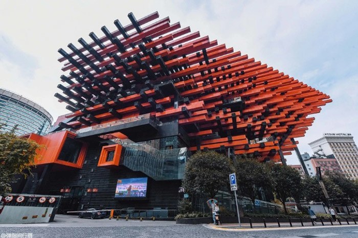 Du khách sửng sốt trước tòa nhà kỳ dị ở Trung Quốc, đỏ rực nhưng lại trông giống bó đũa - 7