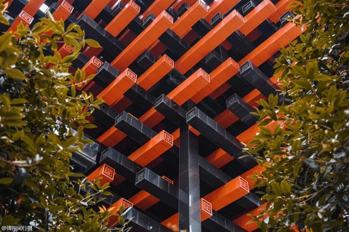 Du khách sửng sốt trước tòa nhà kỳ dị ở Trung Quốc, đỏ rực nhưng lại trông giống bó đũa - 2