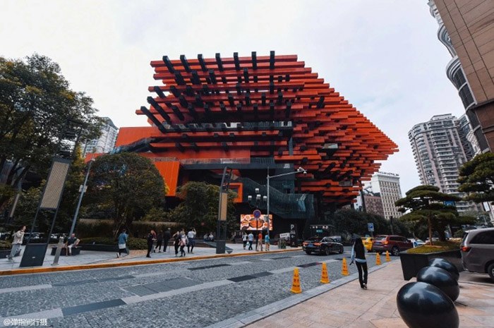 Du khách sửng sốt trước tòa nhà kỳ dị ở Trung Quốc, đỏ rực nhưng lại trông giống bó đũa - 1