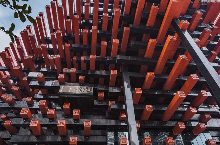 Du khách sửng sốt trước tòa nhà kỳ dị ở Trung Quốc, đỏ rực nhưng lại trông giống bó đũa - 3