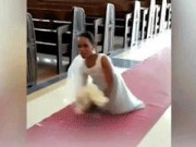 Clip Eva - Xúc động khoảnh khắc cô dâu không có chân rạng rỡ tự mình bước vào lễ đường