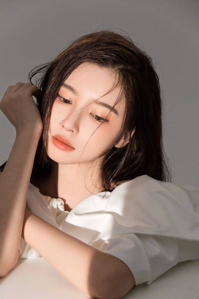 Hot girl 26 tuổi Trung Quốc với 10 triệu follow công khai nhan sắc thật ngay trên sóng livestream - 2