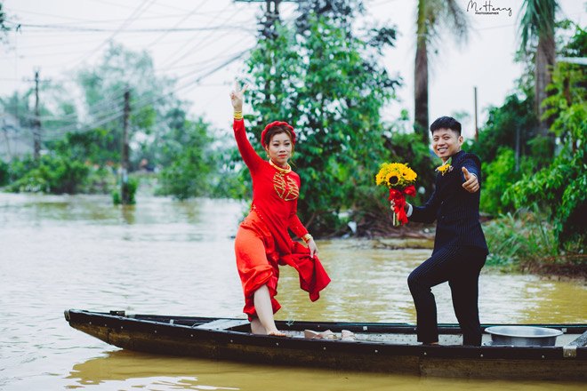 Cặp đôi tổ chức đám cưới giữa mùa nước lũ