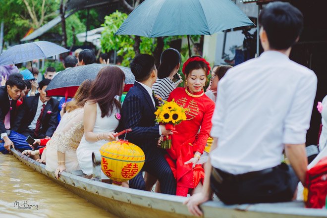 Đám cưới mùa mưa lũ: Chú rể Huế lặn lội giữa dòng nước rước nàng về dinh - 2