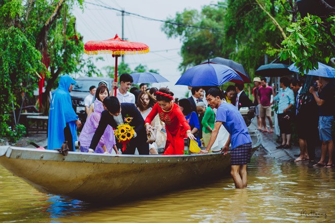 Quan khách, họ hàng phải giúp cô dâu, chú rể đẩy thuyền 