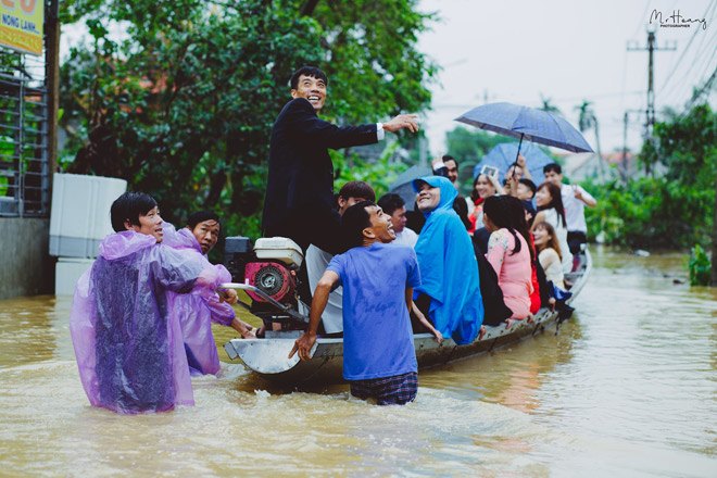 Đám cưới mùa mưa lũ: Chú rể Huế lặn lội giữa dòng nước rước nàng về dinh - 4