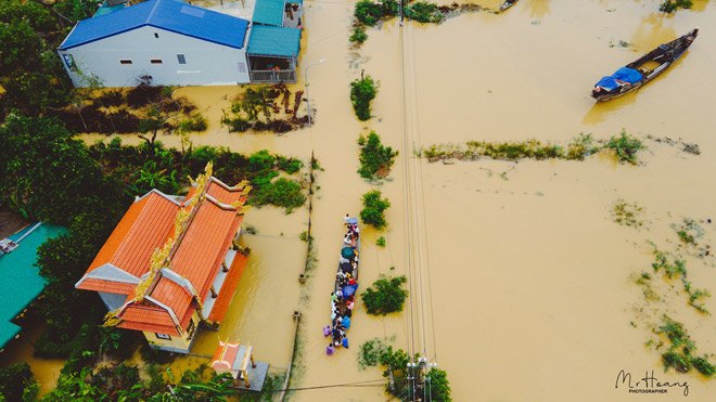 Nước lũ dâng cao không ngăn được cặp đôi về chung một nhà