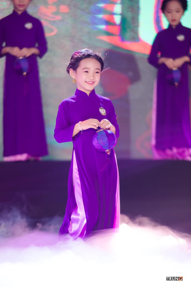 Mỹ nhân 6 tuổi cứ diện áo dài là ai cũng mê, đọ sắc cả dàn sao trong showbiz Việt - 3