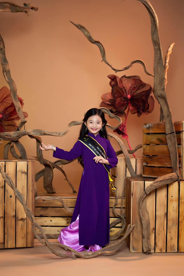 Mỹ nhân 6 tuổi cứ diện áo dài là ai cũng mê, đọ sắc cả dàn sao trong showbiz Việt - 1