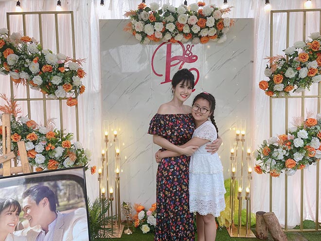 Đám cưới showbiz giữa miền Trung mùa lũ: Khách mời đội mưa, chèo thuyền đến ngắm cô dâu - 3