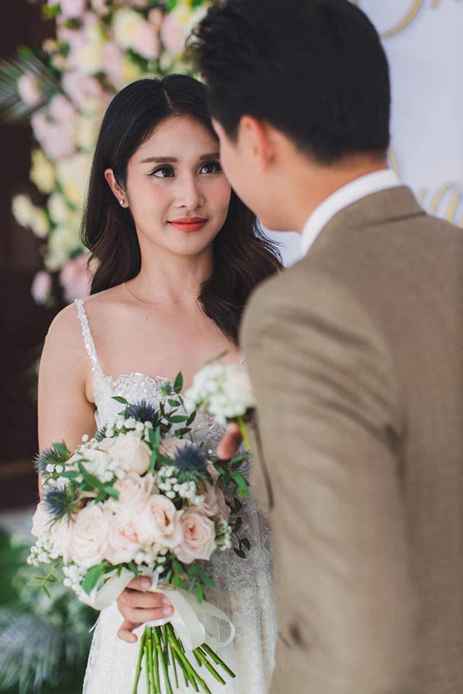Đám cưới showbiz giữa miền Trung mùa lũ: Khách mời đội mưa, chèo thuyền đến ngắm cô dâu - 4