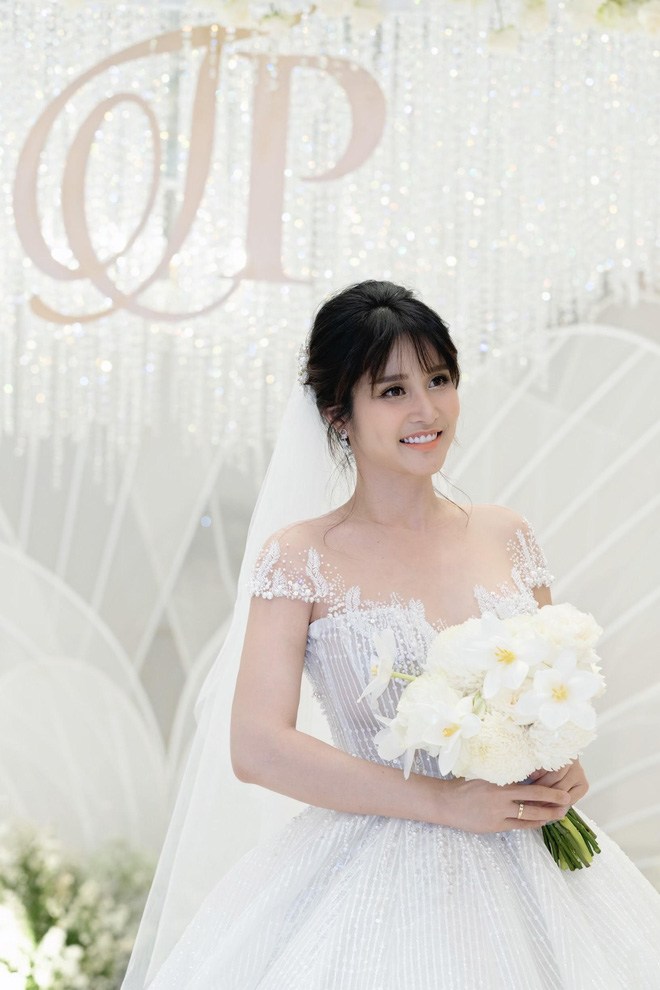 Đám cưới showbiz giữa miền Trung mùa lũ: Khách mời đội mưa, chèo thuyền đến ngắm cô dâu - 6