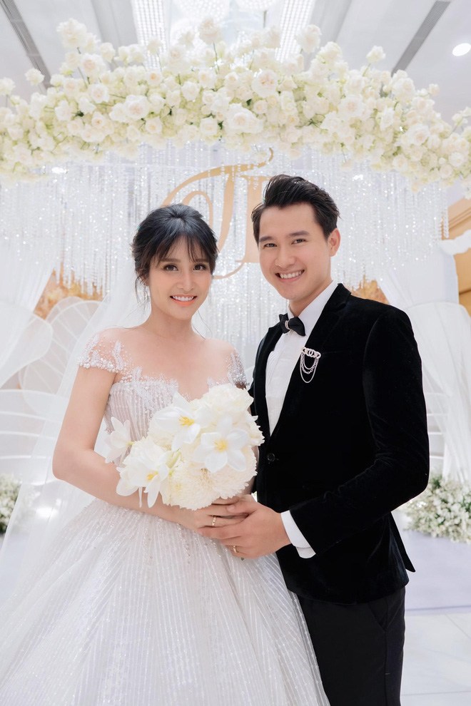 Đám cưới showbiz giữa miền Trung mùa lũ: Khách mời đội mưa, chèo thuyền đến ngắm cô dâu - 1