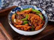 Bếp Eva - Mưa gió làm ngay nồi thịt gà om nấm, cả nhà ăn xong ấm lòng