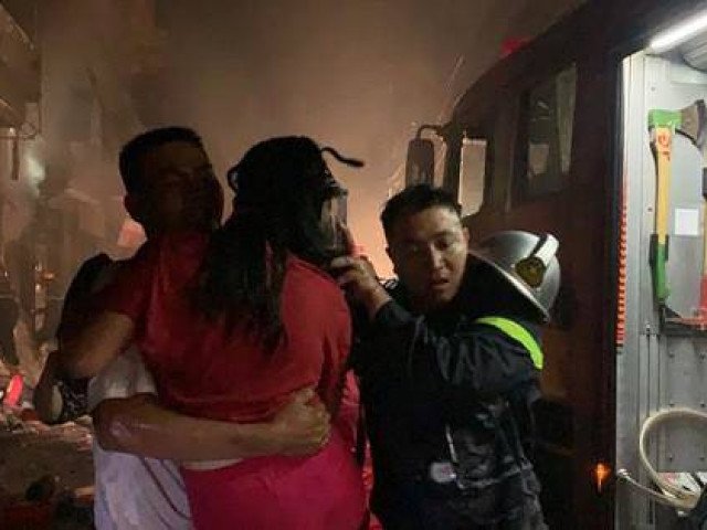 Nghẹt thở giải cứu 5 người trong vụ cháy cửa hàng gas