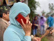 Tin tức - Người nhà cầm nhang chạy theo xe chở thi thể từ Rào Trăng 3 ra ngoài