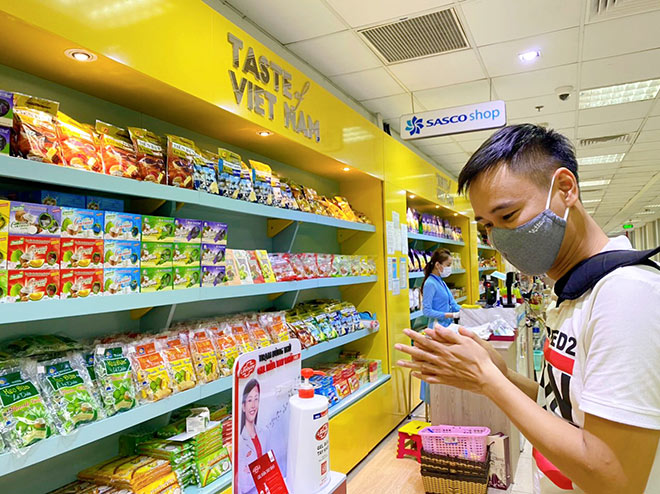 Unilever cùng Cảng hàng không Quốc tế Tân Sơn Nhất và Công ty Sasco phòng dịch cho hành khách - 1