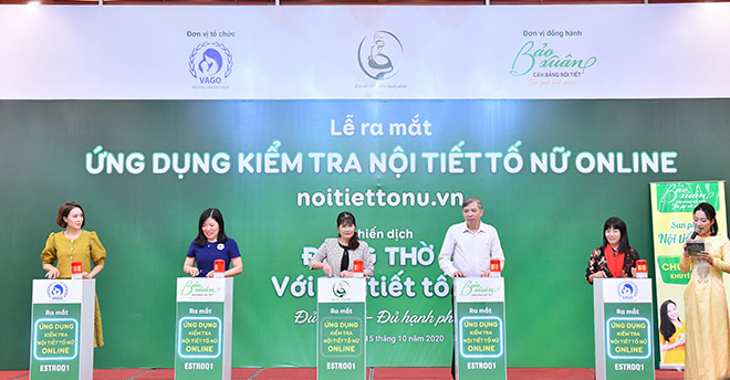 Các khách mời chính thức khởi động Ứng dụng kiểm tra nội tiết tố nữ