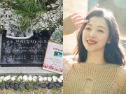 Giải trí - Ngôi sao 24/7: Lộ ảnh phần mộ của Sulli đúng 1 năm ngày mất, nhìn thấy ai cũng xót xa