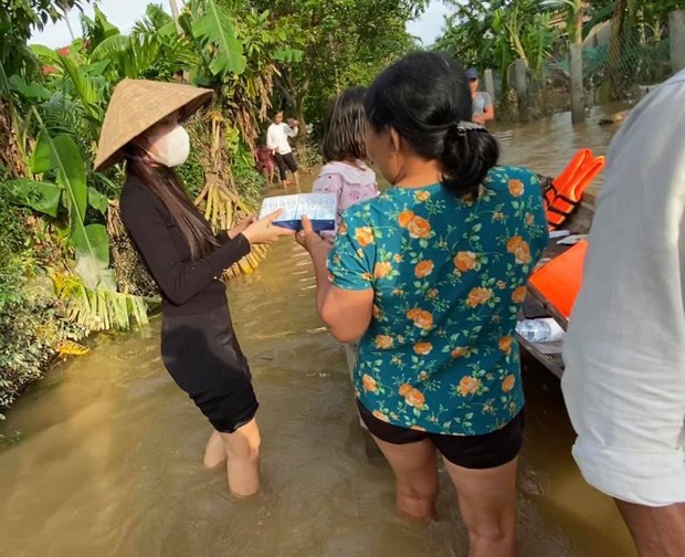 Xót cảnh Thuỷ Tiên chân gầy tong teo lội nước, khản giọng phát mì gói cứu trợ bà con - 6