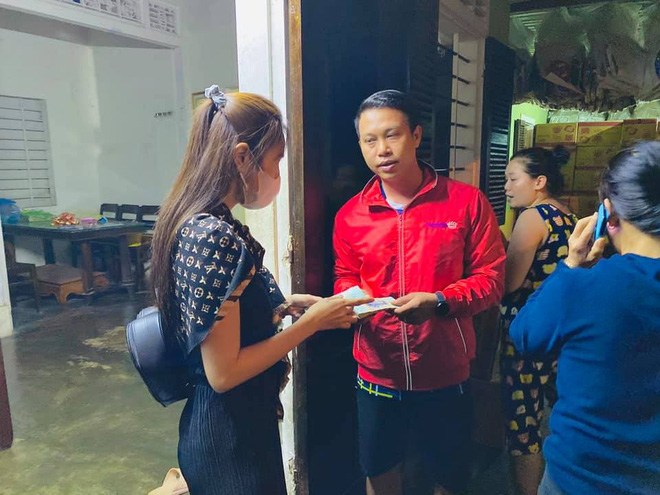 Xót cảnh Thuỷ Tiên chân gầy tong teo lội nước, khản giọng phát mì gói cứu trợ bà con - 7