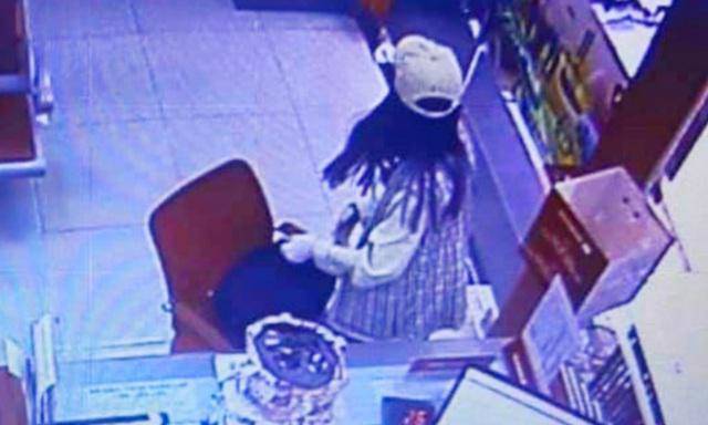 Cô gái cướp 2,1 tỷ đồng ở ngân hàng: Học rất giỏi, nổi trội nhất là các môn Ngoại ngữ - 1